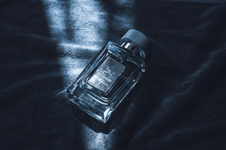 club de nuit precieux - flakon perfum na ciemnym tle