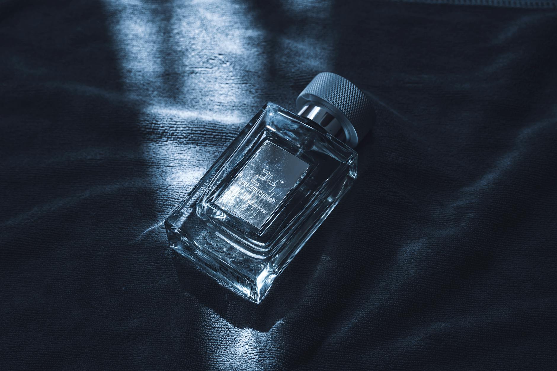 club de nuit precieux - flakon perfum na ciemnym tle