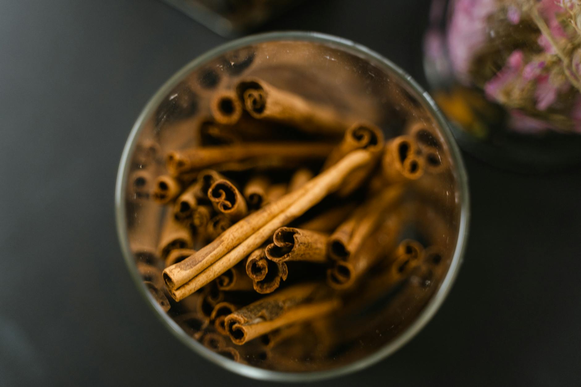 perfumy męskie luksusowe - ciemny flakon z nutami zapachowymi