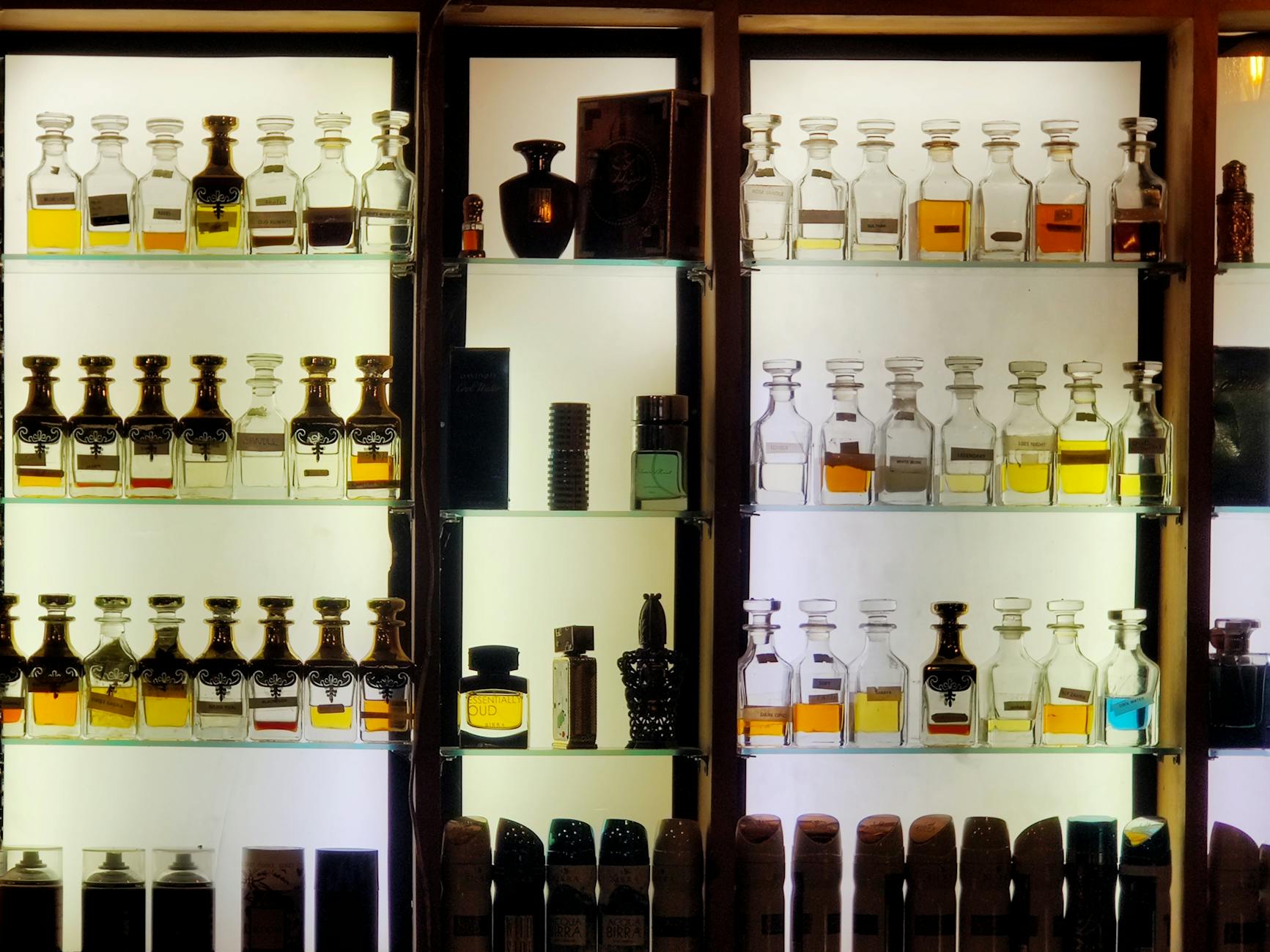 eleganckie flakony perfum na wystawie - kolekcja luksusowych zapachów