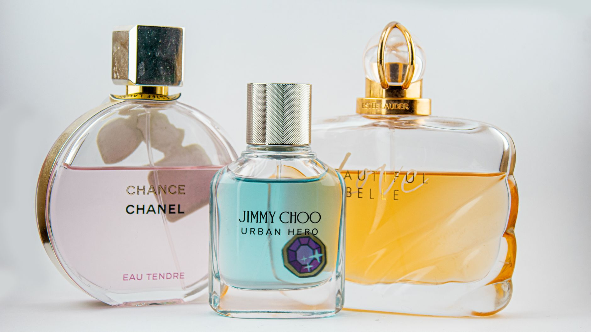 perfumy męskie butelka szklana - minimalistyczny design na jasnym tle